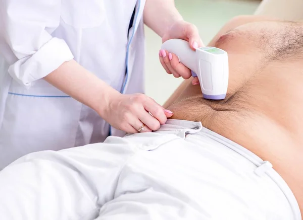 Jovem visitante médico para depilação — Fotografia de Stock