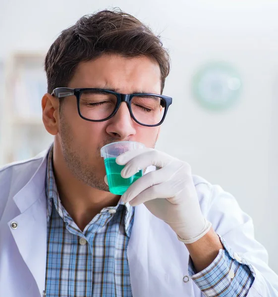 Giovane studente di chimica che lavora in laboratorio sui prodotti chimici — Foto Stock