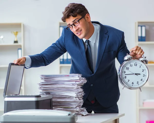 Zakenman maakt kopieën in kopieermachine — Stockfoto