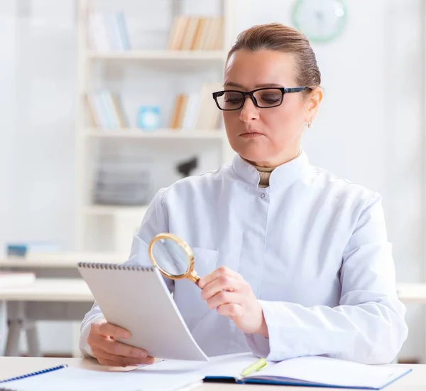 Mulher médico estudando esqueleto humano — Fotografia de Stock