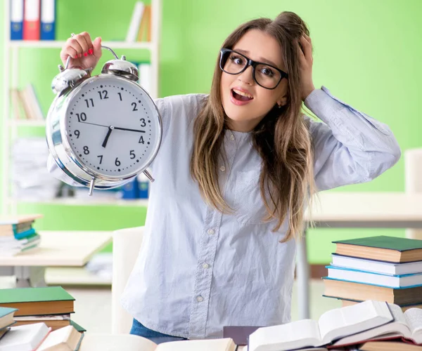 Sınavlara zamanında hazırlanan genç kız öğrenci.