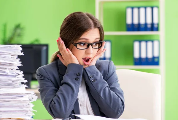 Junge Mitarbeiterin mit laufendem Papierkram beschäftigt — Stockfoto