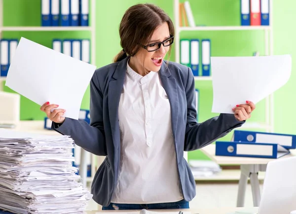 Giovane impiegata molto impegnata con i documenti in corso — Foto Stock