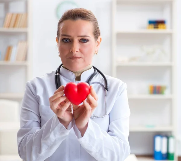 Cardiólogo con corazón rojo en concepto médico —  Fotos de Stock