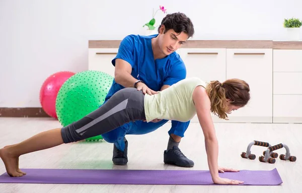 Fitness instruktor pomáhá sportovci během cvičení — Stock fotografie