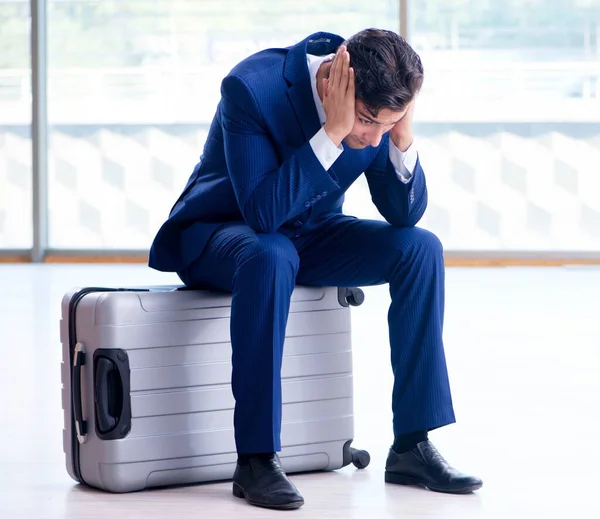 Empresário esperando seu voo no aeroporto — Fotografia de Stock