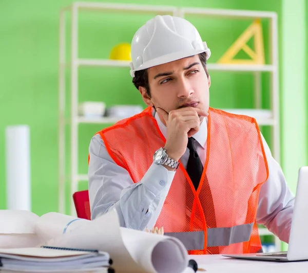 Hombre arquitecto trabajando en el proyecto — Foto de Stock