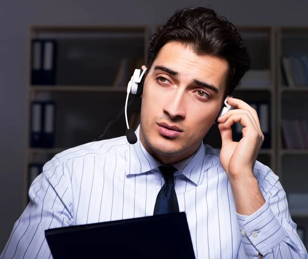 Gece vardiyasında müşteriyle konuşan çağrı merkezi operatörü