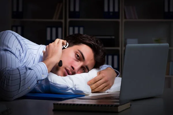 Κουρασμένος και εξαντλημένος χειριστής γραφείου βοήθειας κατά τη νυχτερινή βάρδια — Φωτογραφία Αρχείου