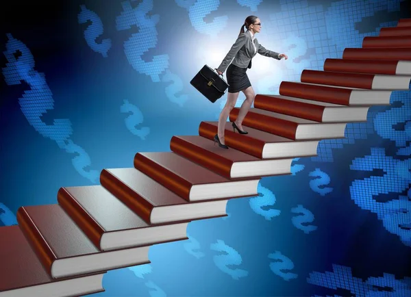 Estudiante empresaria escalando la escalera de los libros de educación — Foto de Stock