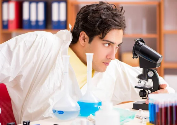 Junge Biochemikerin arbeitet im Labor — Stockfoto