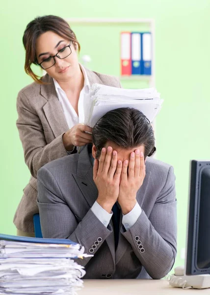Hombre empleado que sufre de exceso de trabajo —  Fotos de Stock