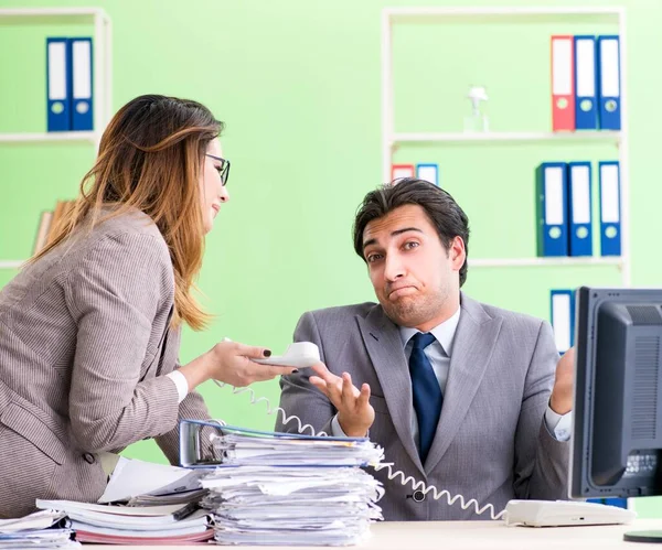 Twee collega 's die op kantoor werken — Stockfoto