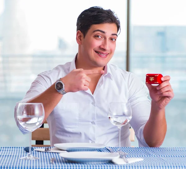 Yakışıklı, yalnız bir adam. RestarAunt 'da randevuda.