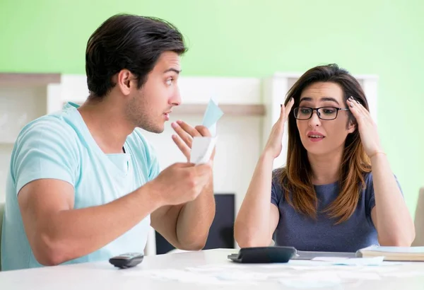 Jonge familie worstelt met persoonlijke financiën — Stockfoto