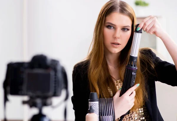 Beauty blogger podání video pro její blog nebo vlog — Stock fotografie