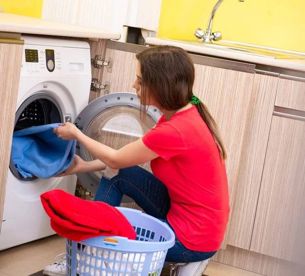 Femme faisant la lessive à la maison — Photo