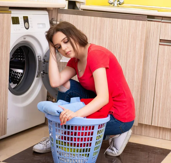 Woman doing laundry at home — Stock Photo, Image