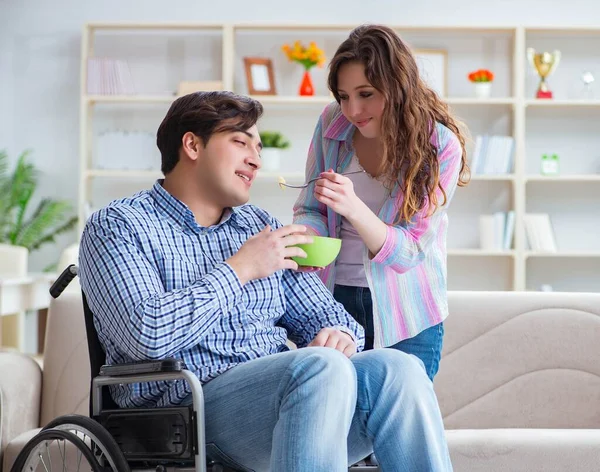 Genç bir aile birbirine göz kulak oluyor.