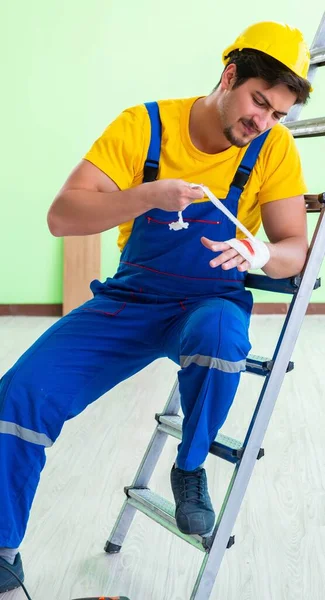 Lavoratore ferito sul luogo di lavoro — Foto Stock