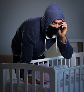 İnsan çocuk ticareti konseptinde bebek hırsızlığı