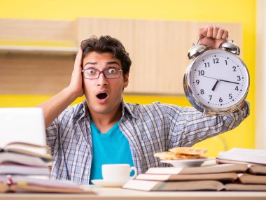 Sınava hazırlanan öğrenci mutfakta oturuyor.