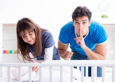 Bebek karyolasında mutlu bir aile