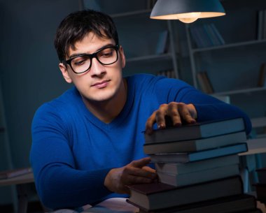 Gece geç saatte kütüphanede sınavlara hazırlanan öğrenci