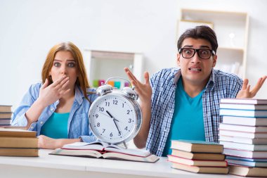 Sınavlara hazırlanmak için iki öğrenci acele ediyor.