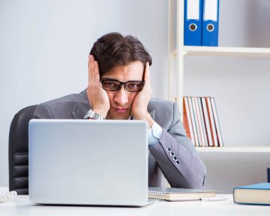 İşadamı işkolik evrak işleriyle boğuşuyor