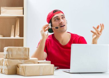 Postanedeki paket dağıtım merkezinde çağrı merkezi çalışanı.