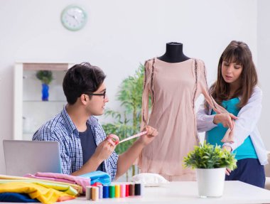 Hamile kadın yeni kıyafet için terziye gidiyor.