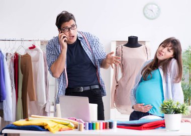 Hamile kadın yeni kıyafet için terziye gidiyor.