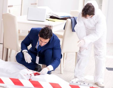 Adli tıp dedektifi suç mahallinde.