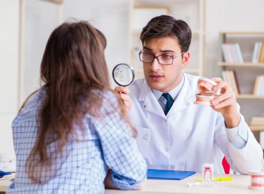 Hasta ön randevu için dişçi muayenesi yapan doktor