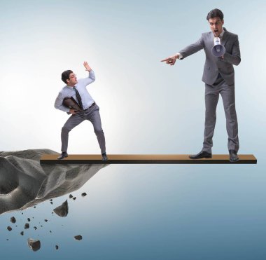 Kızgın akılsız patron bu önemli çalışana bağırıyor ve bağırıyor.