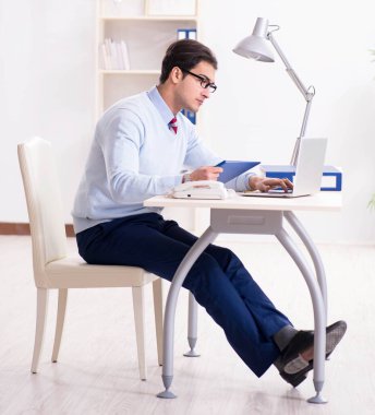 Masada çalışan yakışıklı bir işadamı.