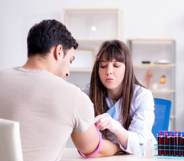 Analiz için alınan kan testi örnekleme işlemi sırasında hasta