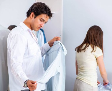 Kadın kocasını işe uğurluyor.