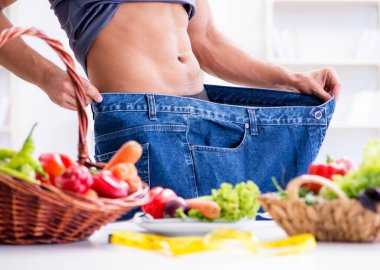 Sağlıklı beslenme ve beslenme konsepti olan genç bir adam