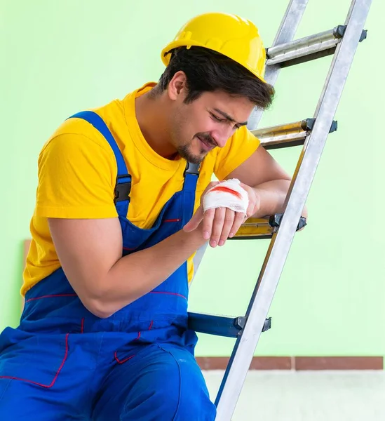 Lavoratore ferito sul luogo di lavoro — Foto Stock