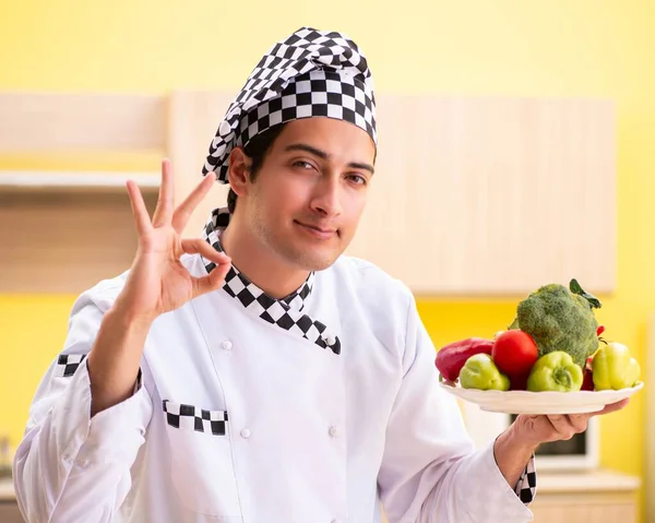 Mladý profesionální kuchař připravuje salát doma — Stock fotografie