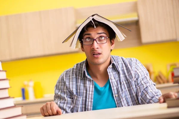 Étudiant se préparant à l'examen assis à la cuisine — Photo