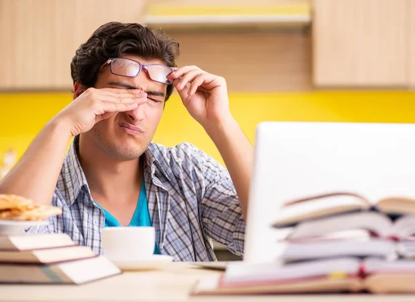 Étudiant se préparant à l'examen assis à la cuisine — Photo