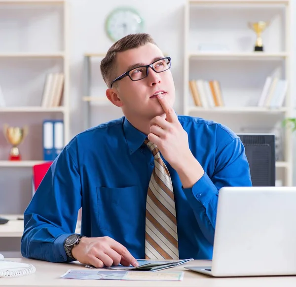 Jovem e bonito empresário empregado trabalhando no escritório na mesa — Fotografia de Stock