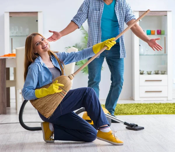 Famiglia giovane che pulisce la casa — Foto Stock