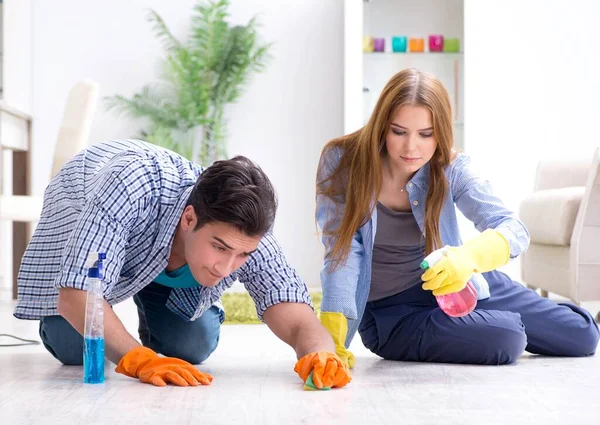 Junge Familie putzt das Haus — Stockfoto