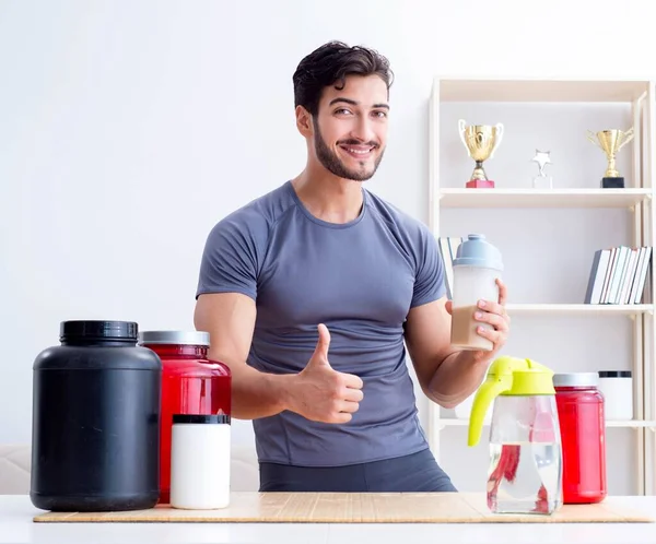 L'atleta assaggia nuovi integratori proteici per muscoli migliori — Foto Stock