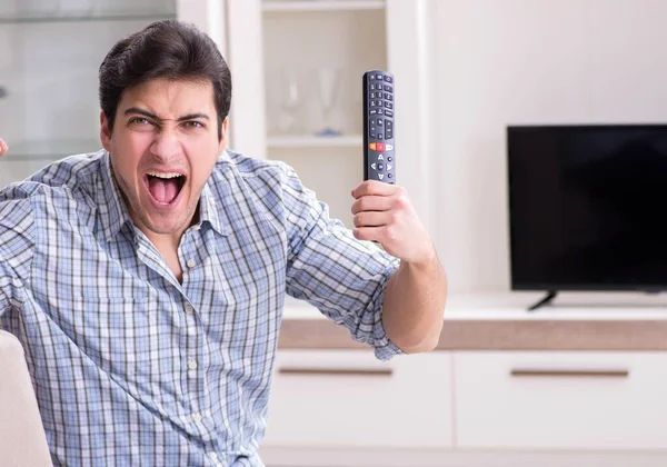 Man trying to fix broken tv — Stock Photo, Image