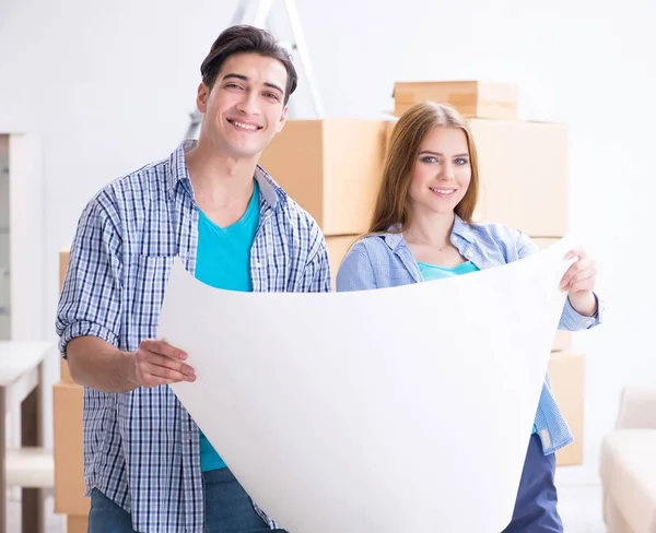 Junge Familie plant Eigenheimsanierung mit Zeichnung — Stockfoto